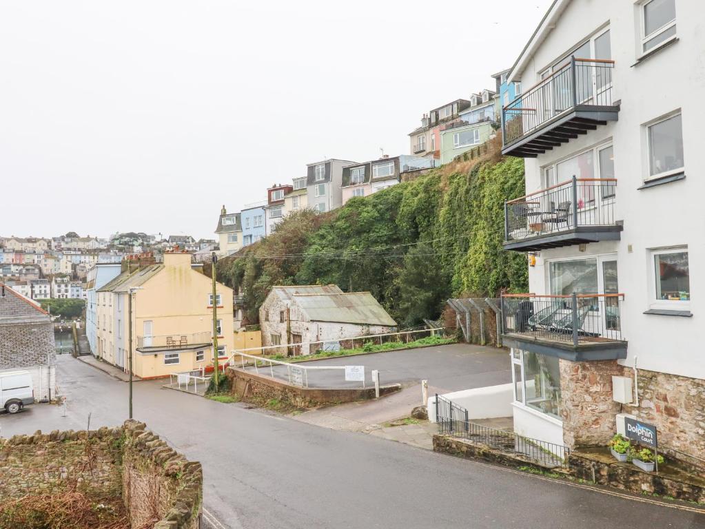 una calle vacía en una ciudad con edificios altos en 3 Dolphin Court, en Brixham
