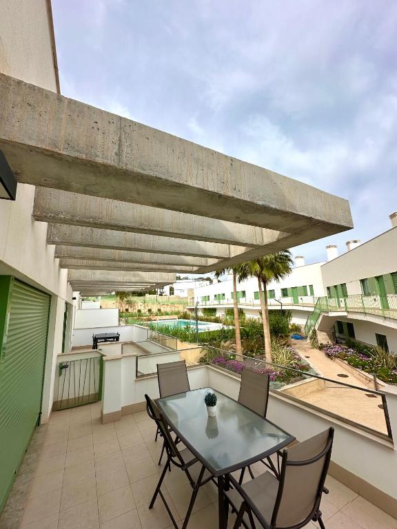 Balkon lub taras w obiekcie OCEAN APARTAMENT !! 1ª Línea del Mar, piscina, parking, wifi