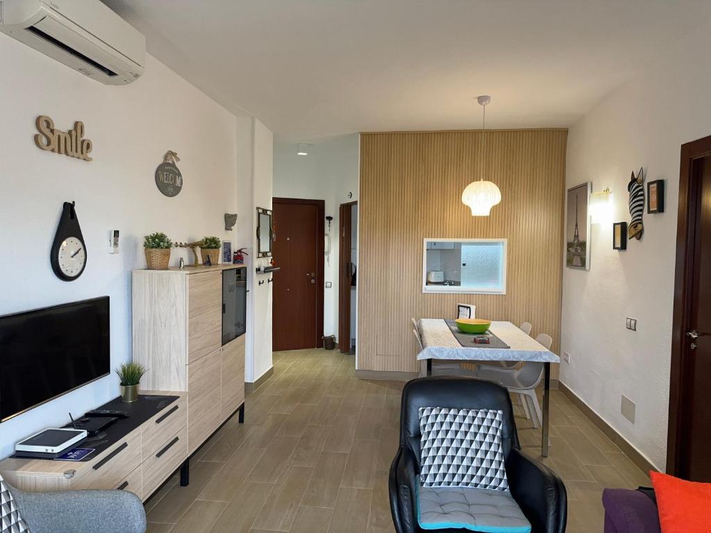 a living room with a desk and a kitchen with a table at Apartamento Mar del Sur in Benalmádena