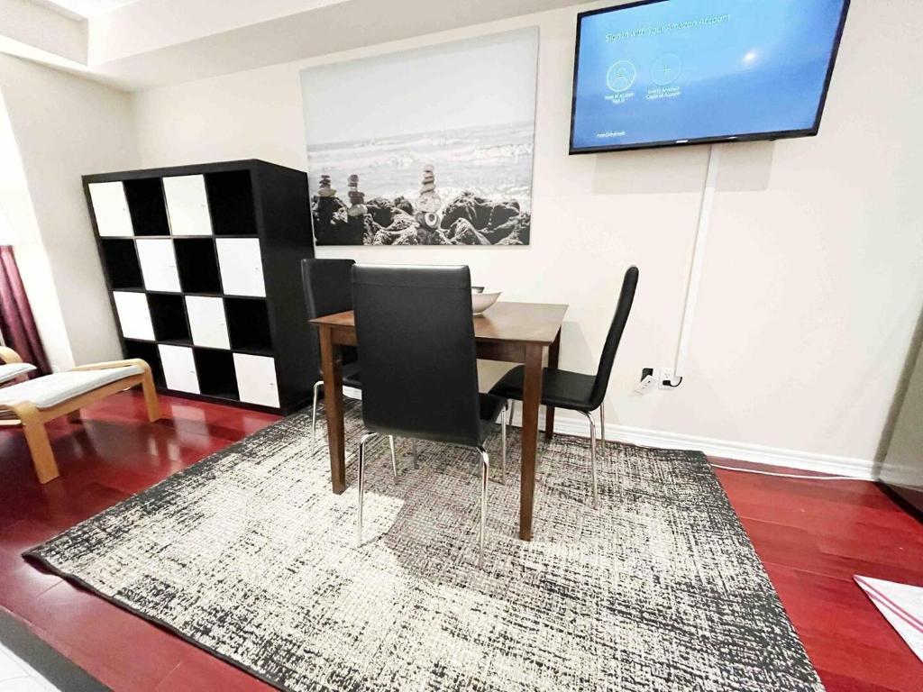 TV a/nebo společenská místnost v ubytování Stunning Rooms in Townhouse across the Beach