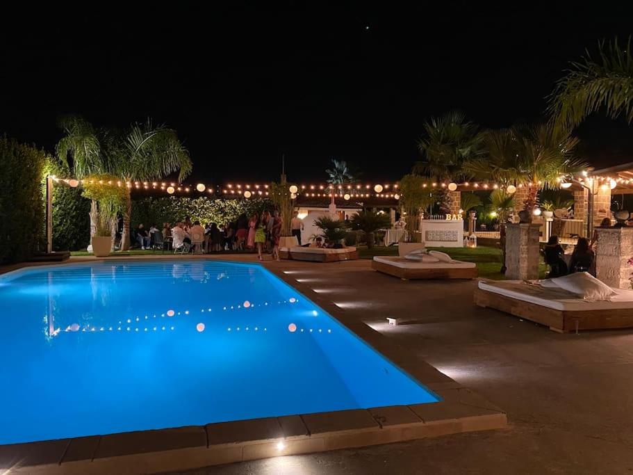 uma grande piscina azul à noite com luzes em Villa Deluxe Private Pool em Gentiluomo