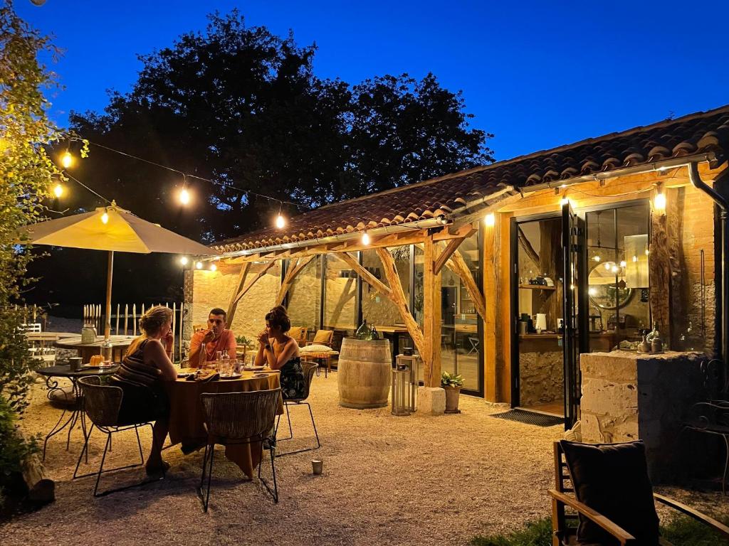 Reštaurácia alebo iné gastronomické zariadenie v ubytovaní Dôme insolite Lichen jacuzzi et petits-déjeuners inclus