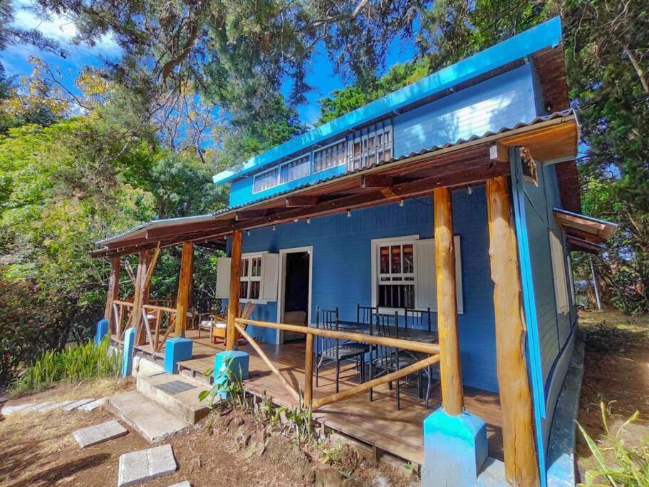 Cette maison bleue dispose d'une terrasse couverte et d'un balcon. dans l'établissement Oasis del Bosque, 