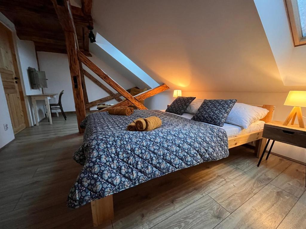 - une chambre avec un lit et une couette bleue dans l'établissement Dobrze Mi Tu-KIKITY, à Kikity