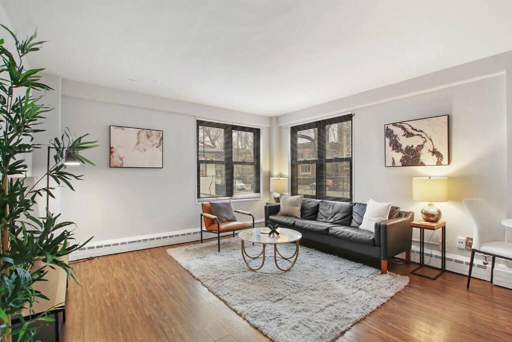 Χώρος καθιστικού στο 1BR Bright and Airy Apt in Hyde Park - Hyde Park 109 and 209 rep