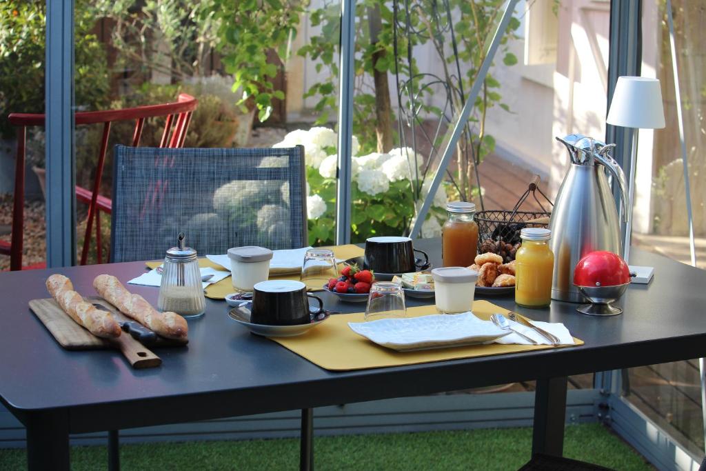 una mesa con comida en el patio en Suite en Terrasse à Cognac, en Cognac