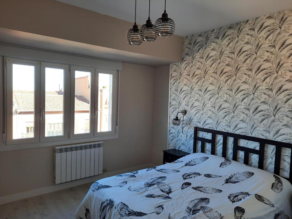 サント・ドミンゴ・デ・ラ・カルサーダにあるVilla- Belenのベッドルーム1室(青と白のパターンの壁のベッド1台付)