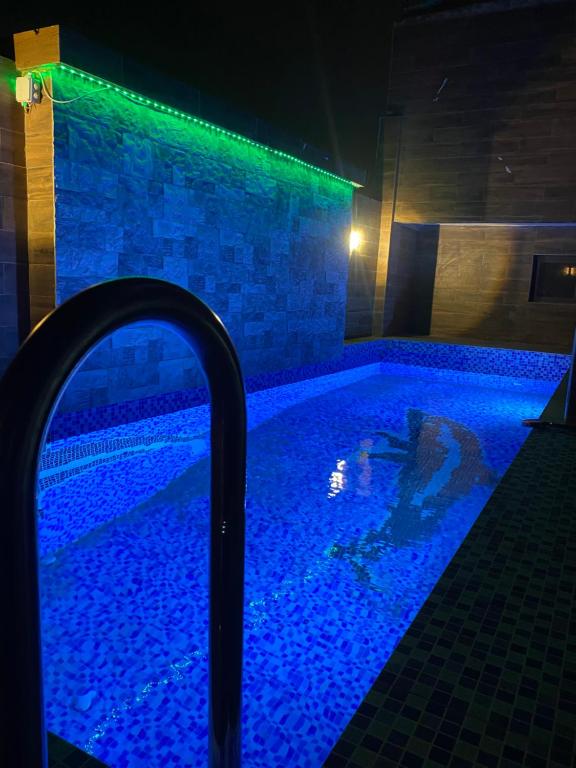 basen oświetlony w nocy zielonym światłem w obiekcie CHEZ EL HADJI NGOR w mieście Dakar