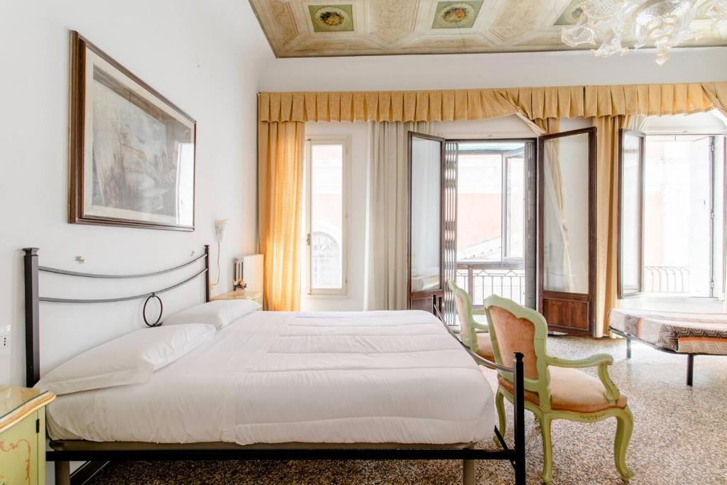 Posteľ alebo postele v izbe v ubytovaní LA MAR Rooms Rialto Venice