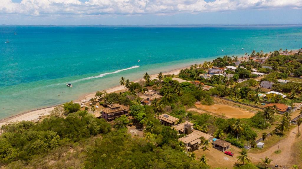 uma vista aérea de um resort na praia em Itaparica praia hotel em Itaparica