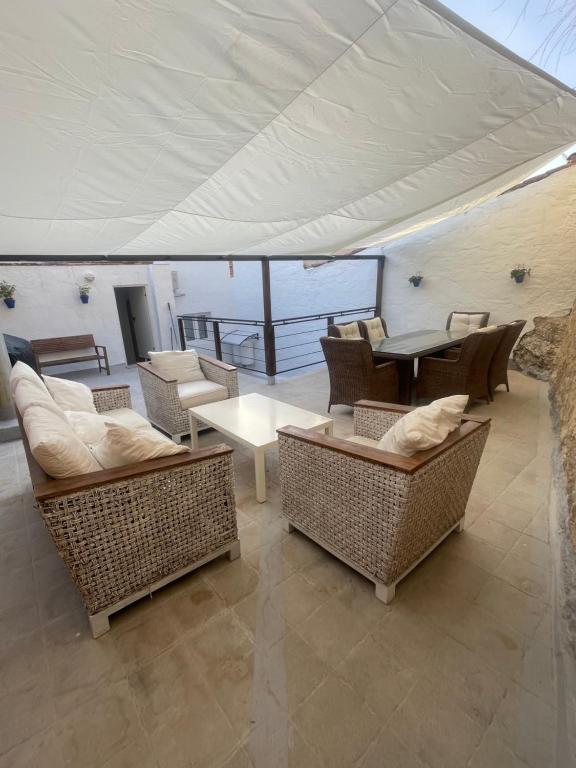 uma sala de estar com sofás e uma mesa num barco em Las Terrazas del Castillo em Almansa