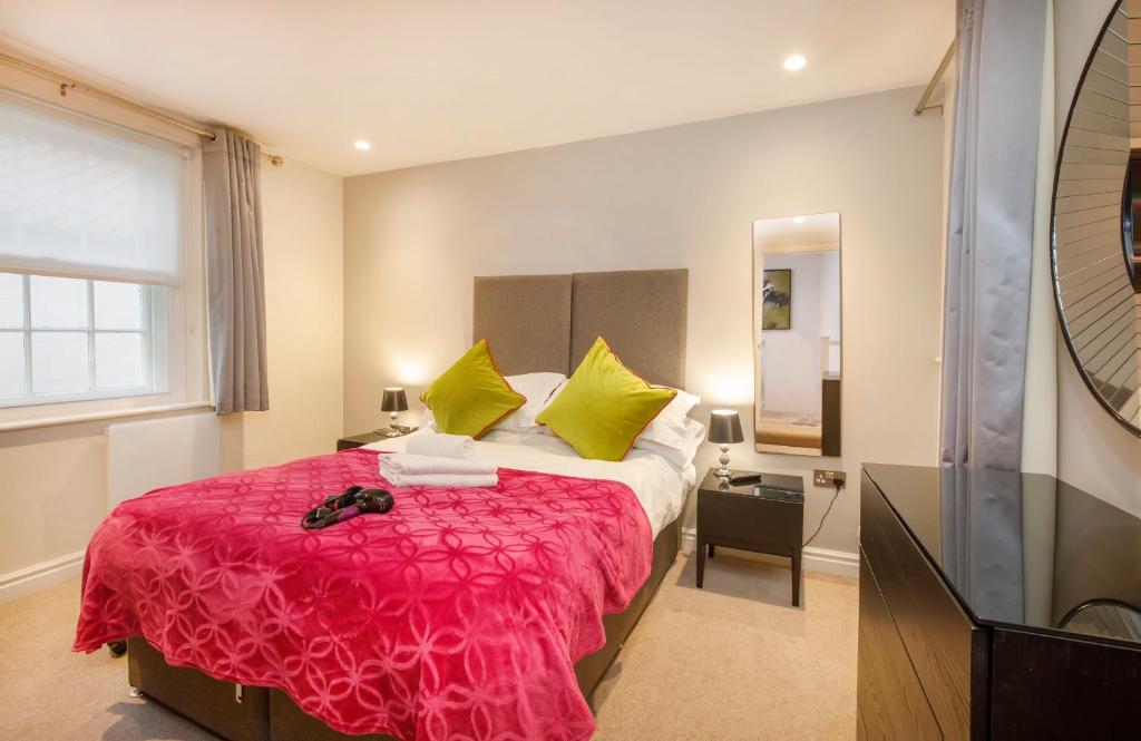 - une chambre avec un grand lit et une couverture rouge dans l'établissement The Mitchell, à York