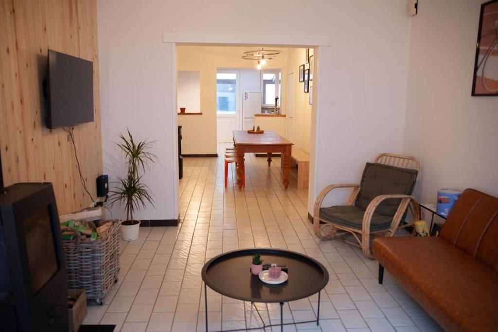 sala de estar con sofá y mesa en Gaston vakantiehuis, en Geraardsbergen