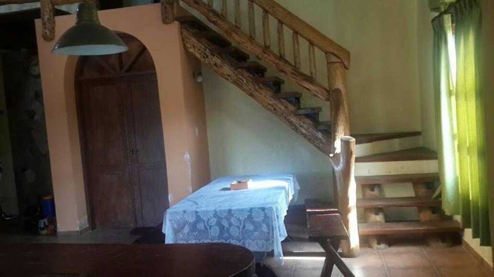 une chambre avec un escalier et une table avec un chiffon bleu dans l'établissement Cabaña Lijeron #1, à Samaipata