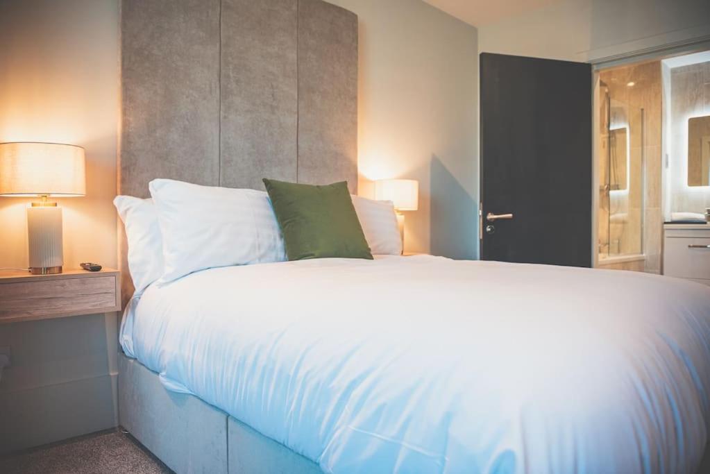 מיטה או מיטות בחדר ב-Luxurious 2 Bed - RIVER VIEW