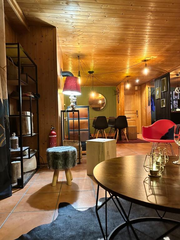 a room with tables and chairs in a room with wooden walls at Bel appartement près de Verbier in Bovernier
