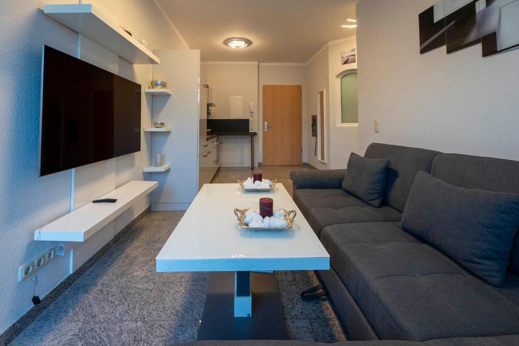 uma sala de estar com um sofá e uma mesa em Exklusive Stadtwohnung im EG em Bad Lippspringe