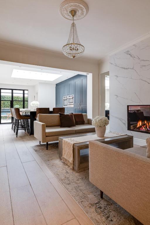 Luxury Georgian Townhouse with Cinema and parking - Housity