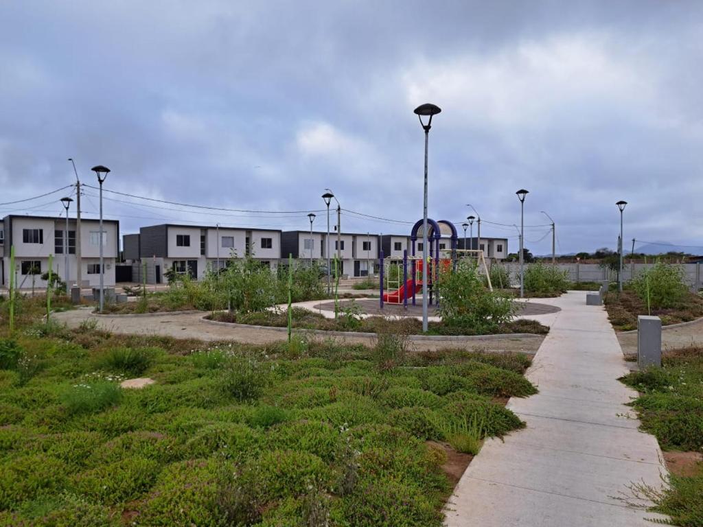 un parque con parque infantil en Caleta san pedro, en La Serena