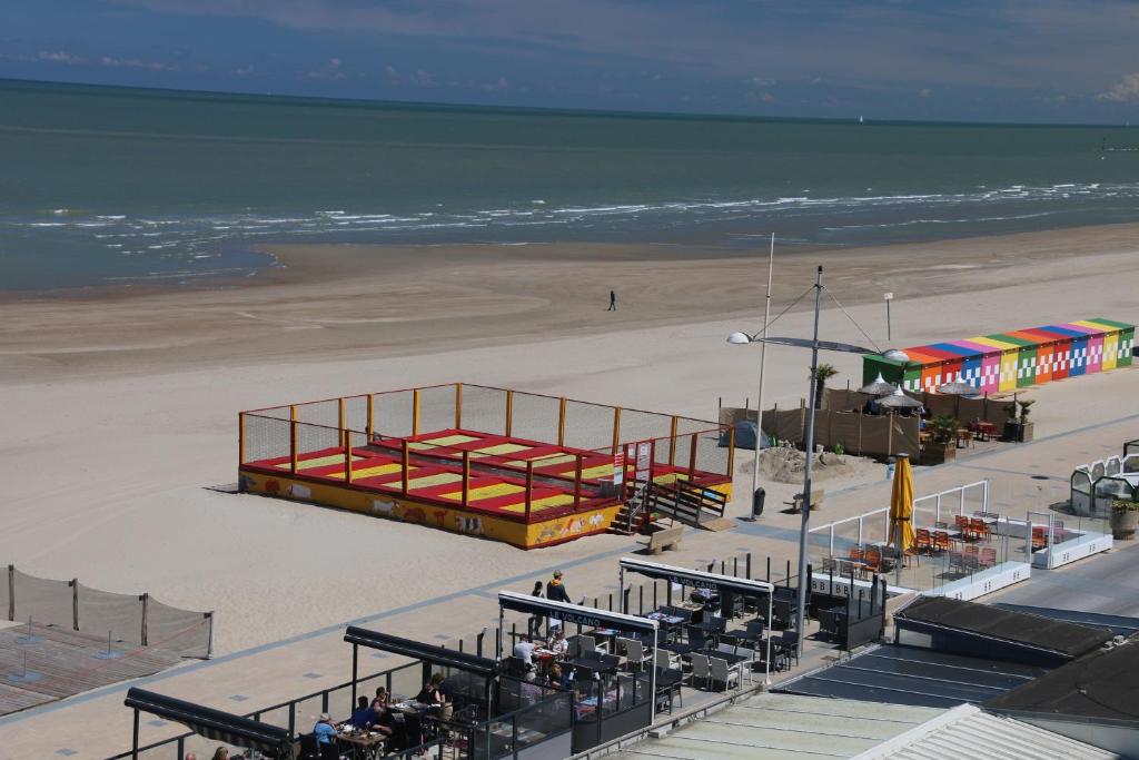 a view of a beach with a bed on the sand at L&#39;éclat balnéo in Malo-les-Bains