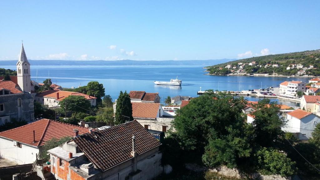 - une vue sur une ville avec un bateau dans l'eau dans l'établissement Apartment Tara, à Sumartin