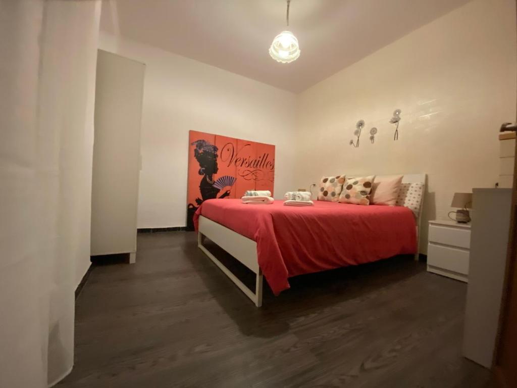 sypialnia z łóżkiem z czerwonym kocem w obiekcie Apartamento Callejon del Beso w Sewilli