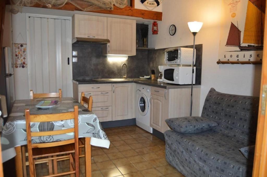 une cuisine avec une table et un canapé dans l'établissement Résidence Les Fermes Marines - VILLA T1 CAB MEZZ 6 couchages PORT LEUCATE MAE-4964, à Port-Leucate