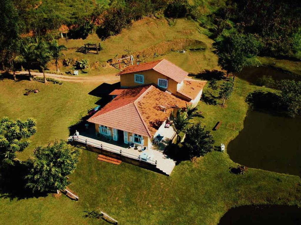 uma vista aérea de uma casa num lago em Hotel Fazenda Monteiro em Conservatória