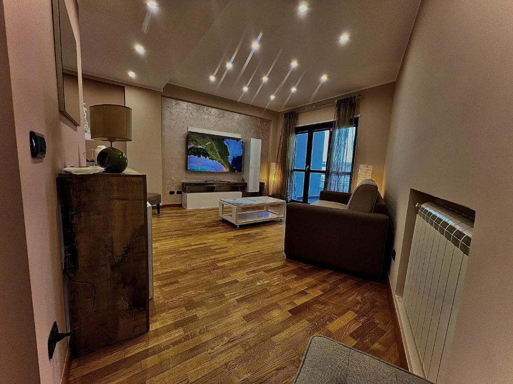 Una sala de estar con un sofá y una chimenea. en Oteri Loft, en Messina