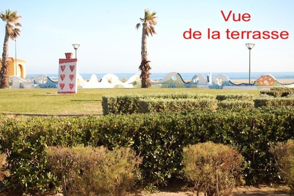 ein Schild mit der Aufschrift "vue de la terrasse with a park" in der Unterkunft Résidence LES NEFS DES SABLES - 2 Pièces pour 4 Personnes 94 in Port Leucate