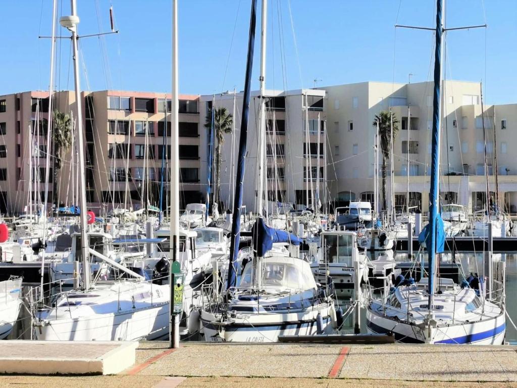 un groupe de bateaux amarrés dans un port de plaisance dans l'établissement Résidence Terrasses De La Mediterranee 1 - 2 Pièces 4 couchages PORT LEUCATE MAE-7064, à Port-Leucate