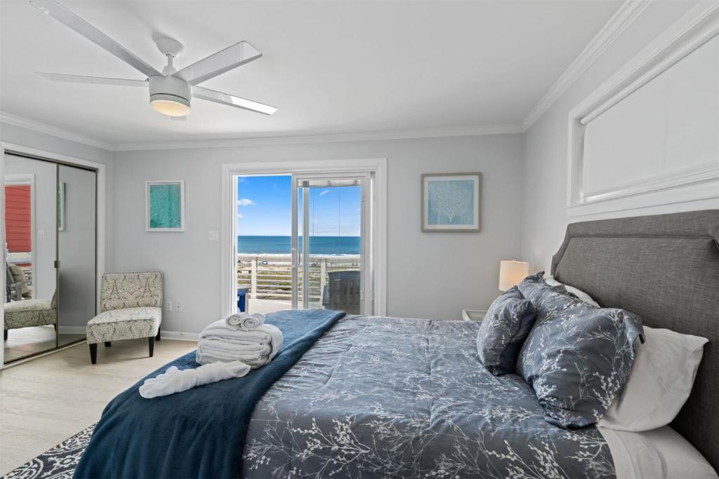 ein Schlafzimmer mit einem Bett und Meerblick in der Unterkunft Ocean Oasis Kure Beach Ocean front, Pool coming soon! in Kure Beach