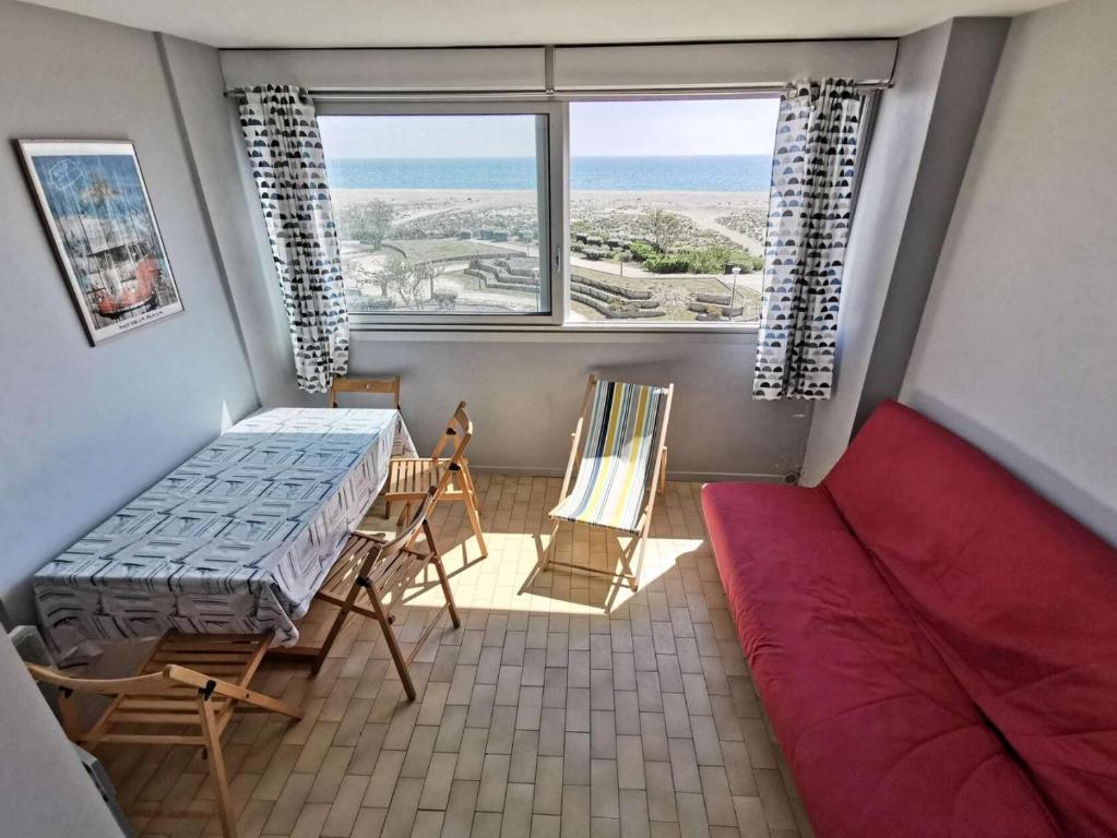 une chambre avec un lit, un canapé et une fenêtre dans l'établissement Résidence LES NEFS DES SABLES - Studio pour 5 Personnes 34, à Port-Leucate