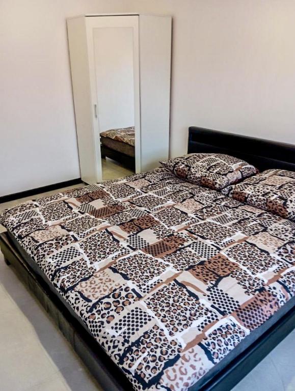 un letto con piumone a motivi di ghepardo in una camera da letto di Apartment by Toruńska Street a Gniezno