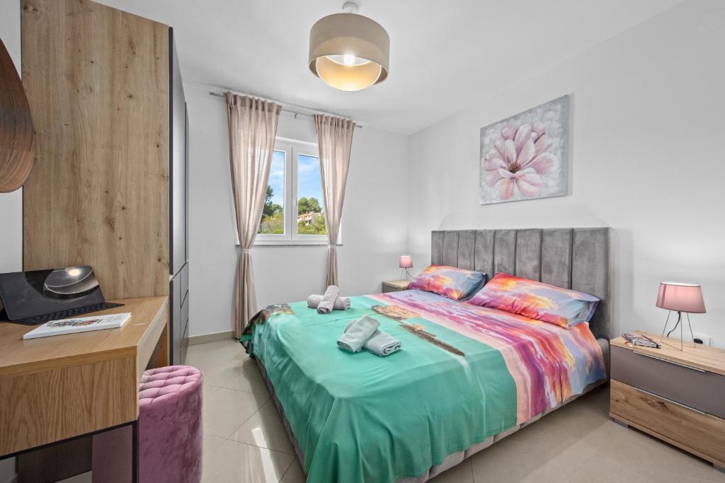 1 dormitorio con 1 cama con edredón verde en Apartment Dreams, en Fažana