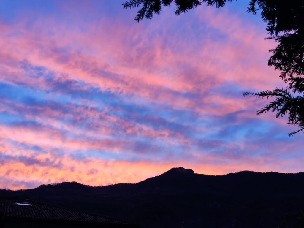a sunset sky with mountains in the background at I 3 Moschettoni in Valbrona
