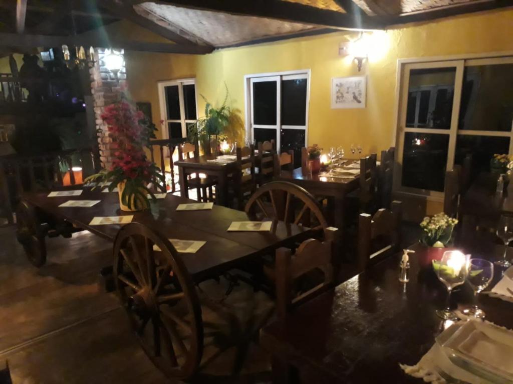 Um restaurante ou outro lugar para comer em Pousada Janela do Céu