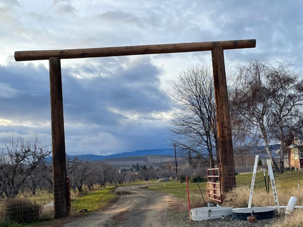 a large wooden arch on the side of a dirt road at Country relaxation in Naches