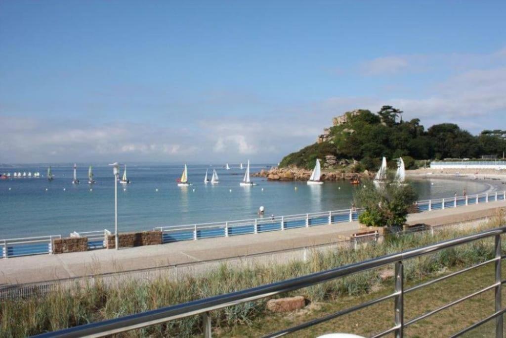 - une vue sur une plage avec des bateaux dans l'eau dans l'établissement Résidence Les Roches Blanches, à Trébeurden