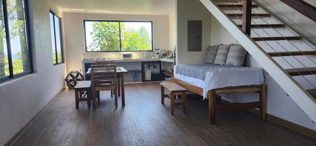 Kuchyň nebo kuchyňský kout v ubytování Sunshine Sanctuary Boutique Jungle Lodge