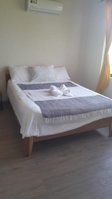 Postel nebo postele na pokoji v ubytování Sunshine Sanctuary Boutique Jungle Lodge