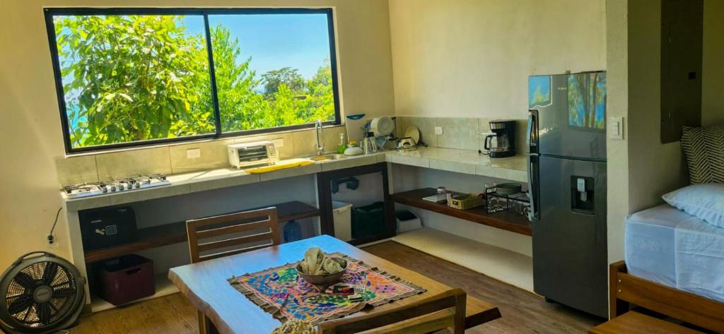 Kuchyň nebo kuchyňský kout v ubytování Sunshine Sanctuary Boutique Jungle Lodge