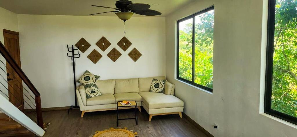 Posezení v ubytování Sunshine Sanctuary Boutique Jungle Lodge
