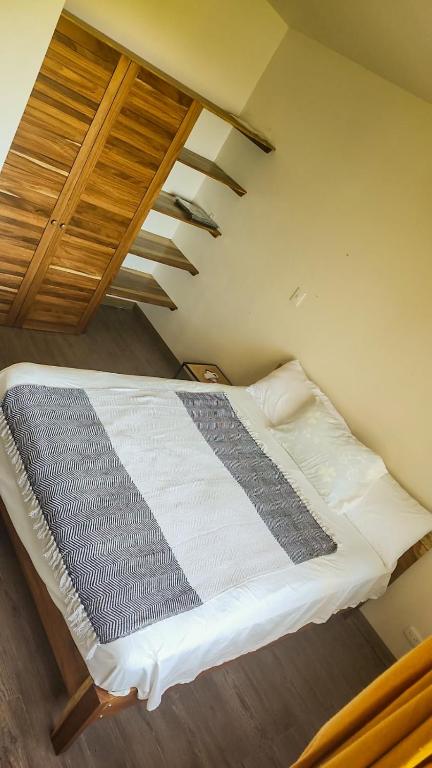 Postel nebo postele na pokoji v ubytování Sunshine Sanctuary Boutique Jungle Lodge