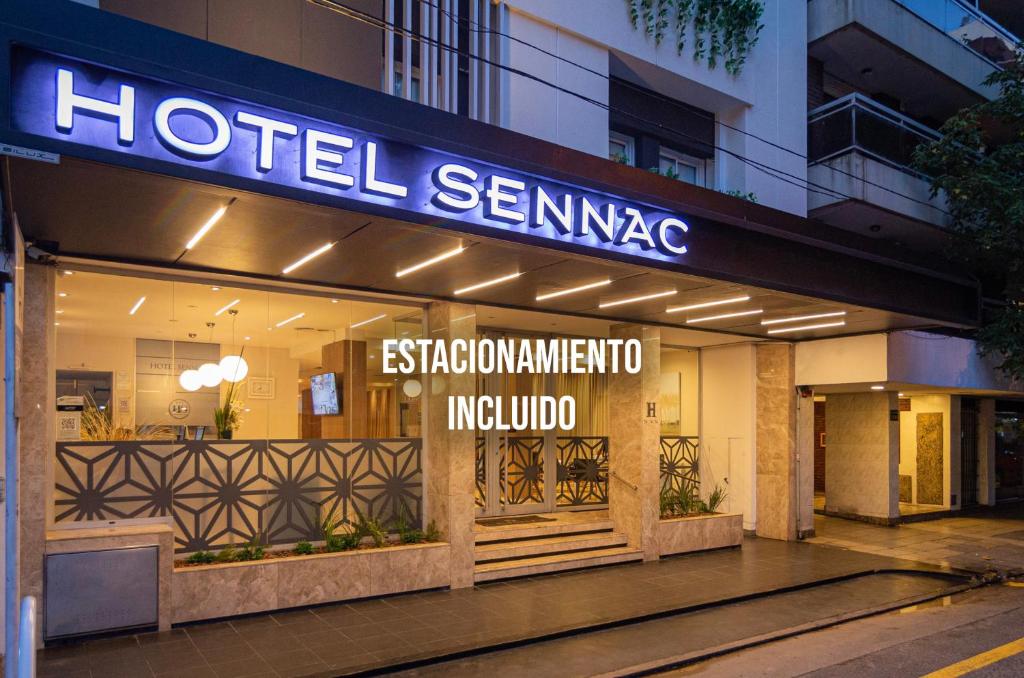 una señal de hotel en la parte delantera de un edificio en Sennac Hotel en Mar del Plata