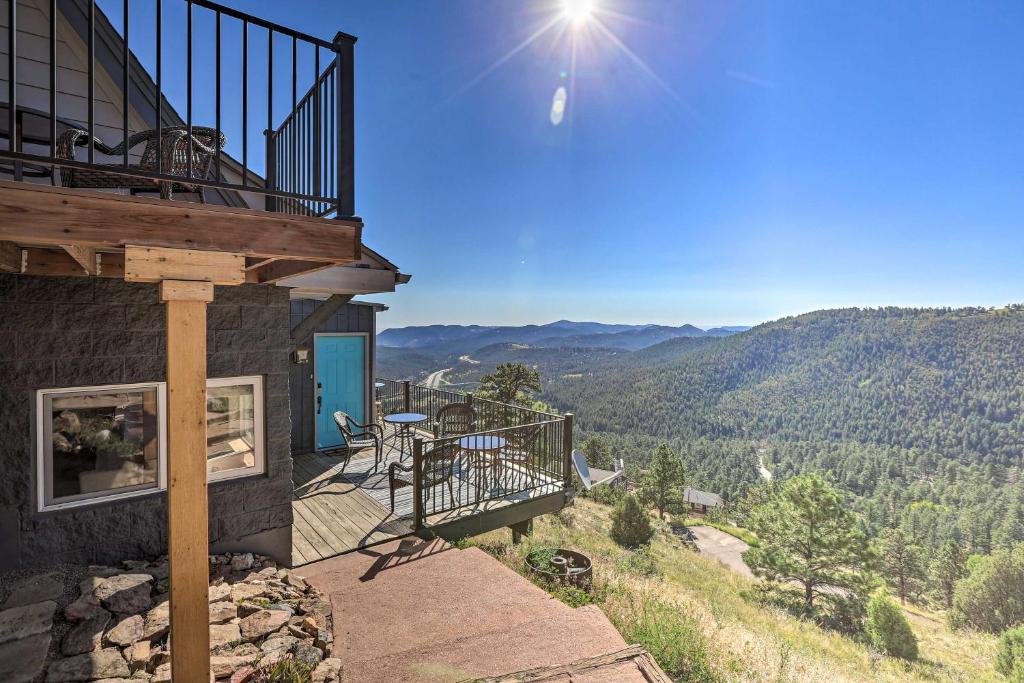 Casa con balcón con vistas a las montañas en Mountain Retreat Near Lake, Red Rocks and Golden! en Evergreen