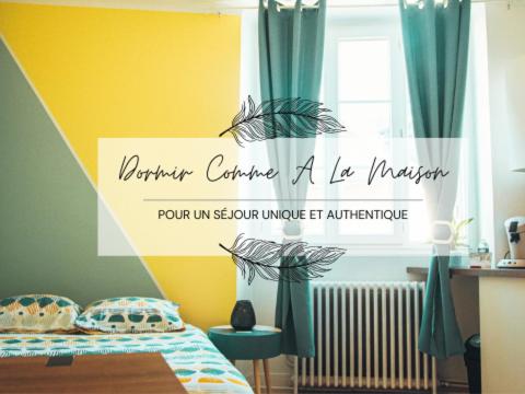 Un dormitorio con una cama con un cartel. en Voyage de lumière - Dormir Comme à la maison -, en Châteaubriant