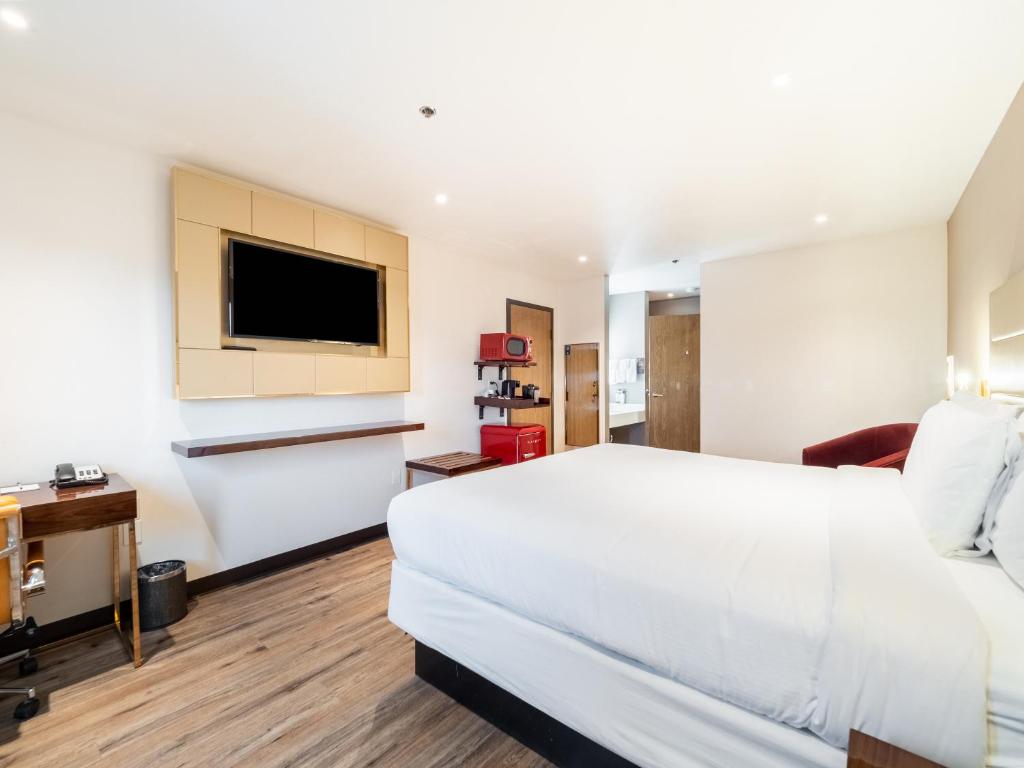 Baymont by Wyndham Anderson - King Room - Non-Smoking