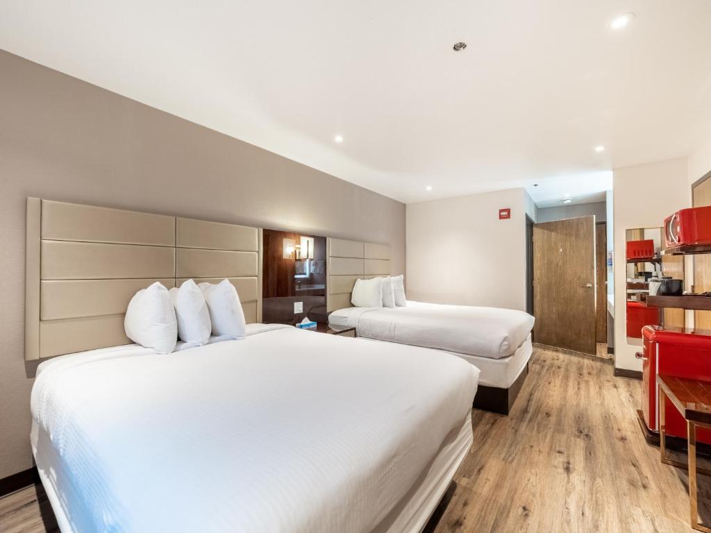 Baymont by Wyndham Anderson - Queen Room With Two Queen Beds - Non-Smoking