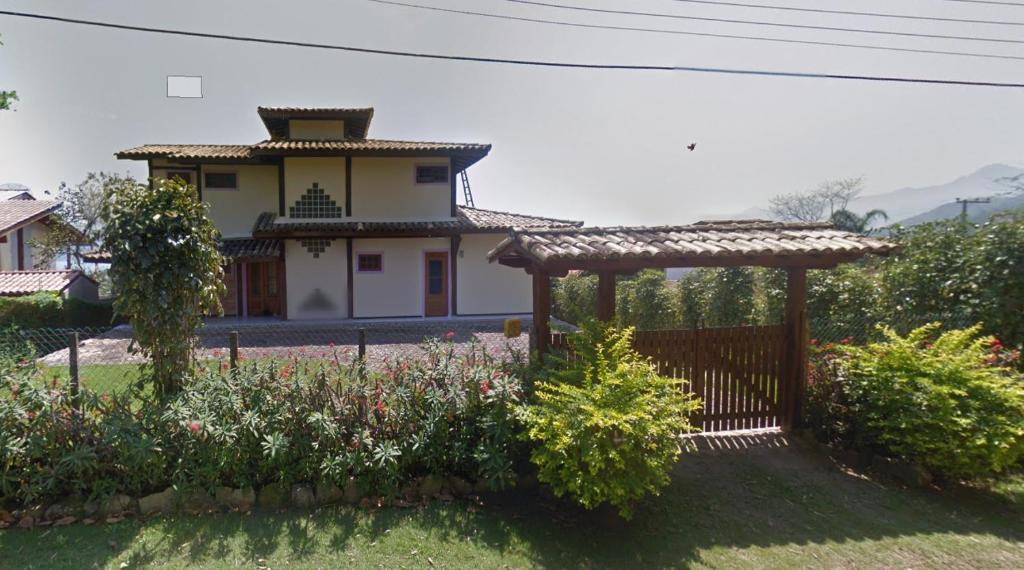 a house with a gazebo in a yard at casa ilha bela in Ilhabela